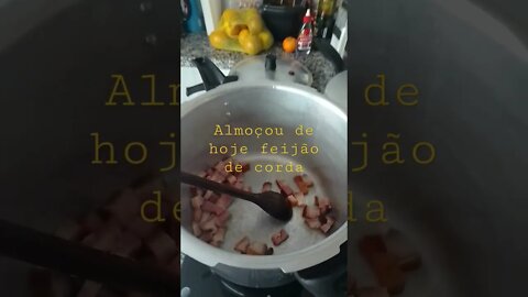 Almoço de hoje feijão de corda com bacon e linguiça.