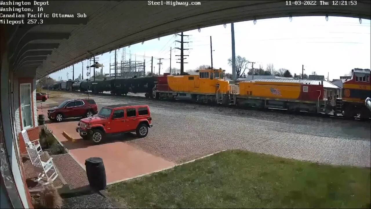 SB CP 260 Manifest with CIC 307 and 207 at Muscatine and Washington, IA on November 3, 2022