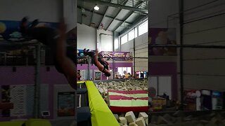 salto na materac #youtubeshorts #shortvideo #salto #akrobatyka #me #parkour #skills #gymnast