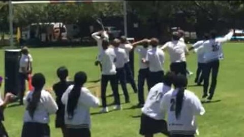 Cone no topo de um poste de rugby deixa jovens em delírio