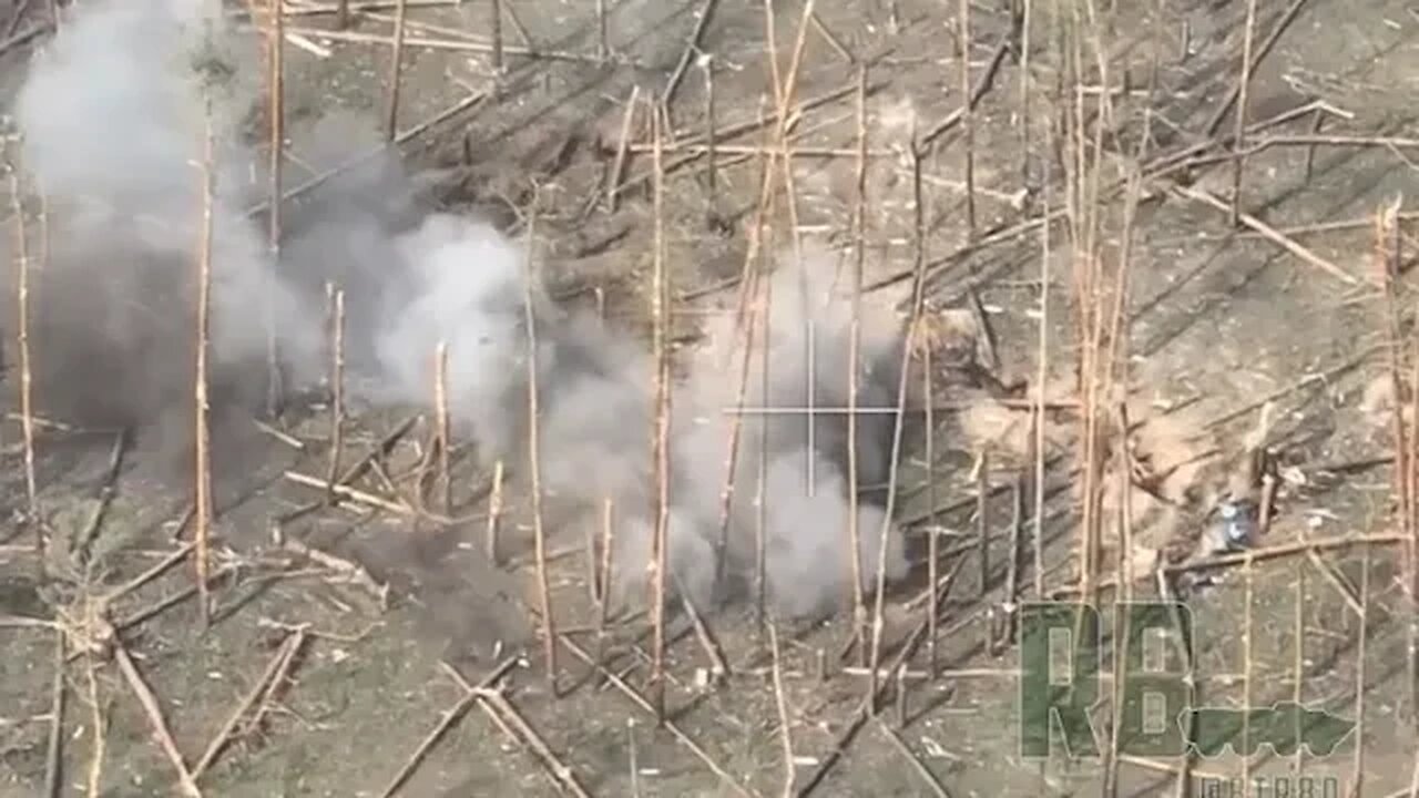 Tank of the 🅾️ group shooting at Ukrainian trenches point blank near Kremennaya