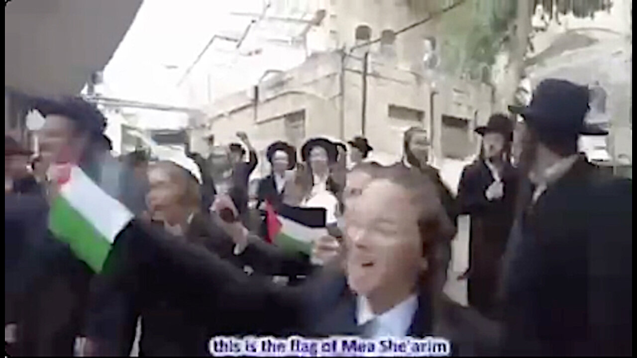 ORTHODOX JEWS IN JERUSALEM WITH PALESTINIAN FLAGS - Italian below