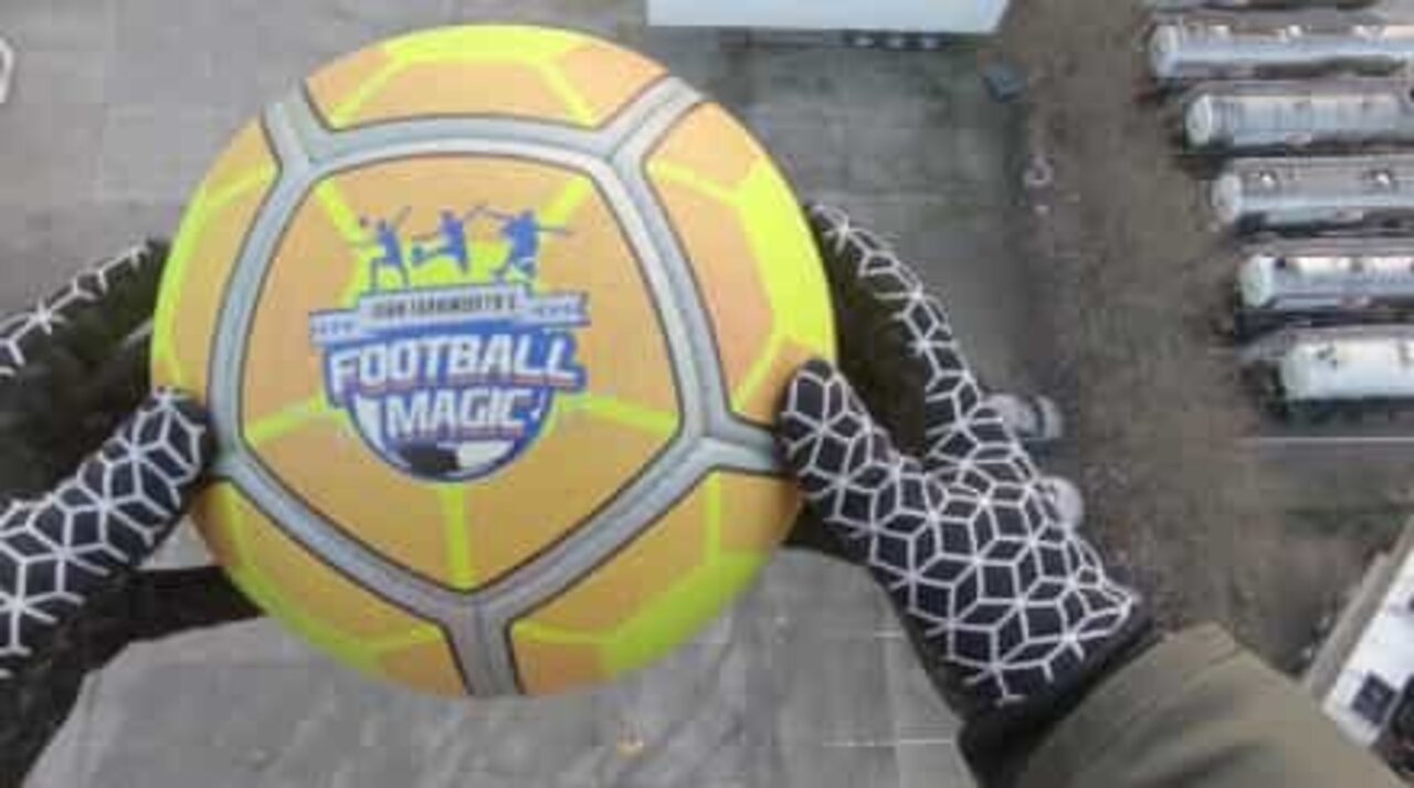 Ny verdensrekord: fotballspiller tar kontrollen over fotball som blir kastet fra 41 meters høyde