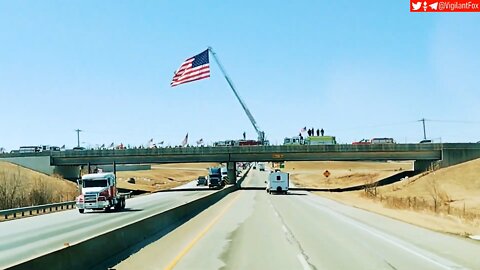 Tulsa, Oklahoma Welcome the People’s Convoy With a Giant American Flag Flying on Top of a Crane