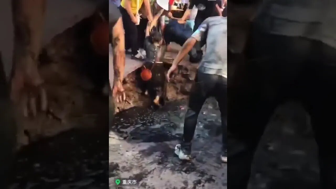 重庆路面突然塌陷,多名路人掉进化粪池,现场恶臭扑鼻,路人...