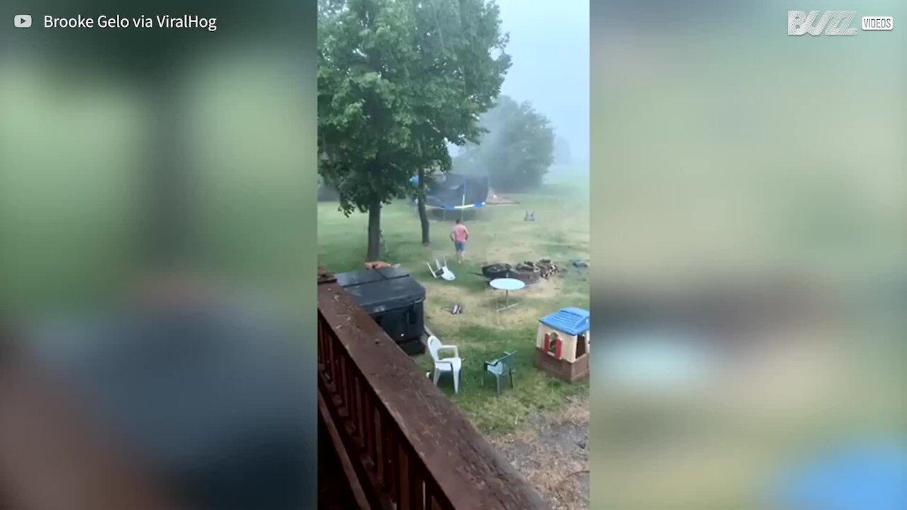 Homem enfrenta tempestade de verão para salvar cama elástica