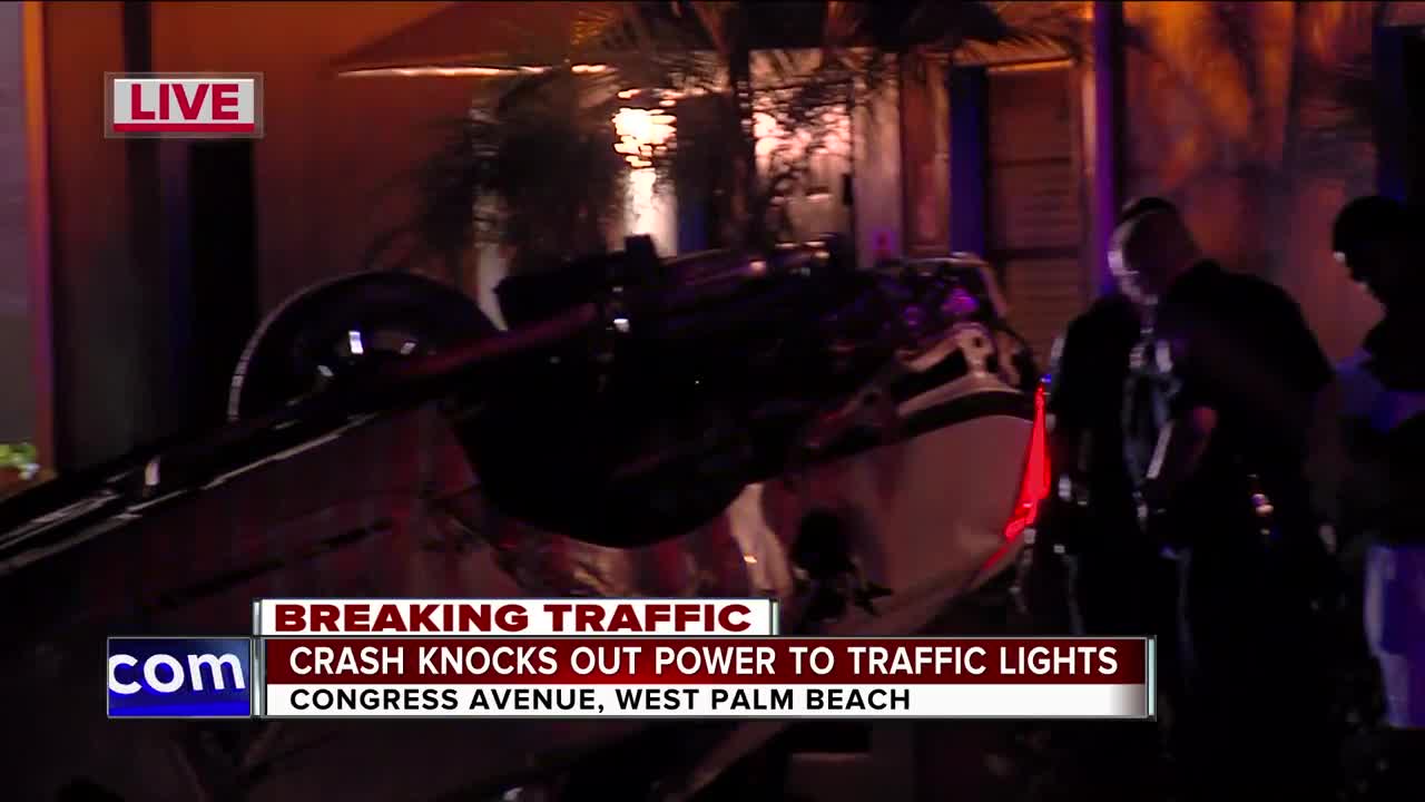 Crash knocks out power to traffic light in West Palm Beach