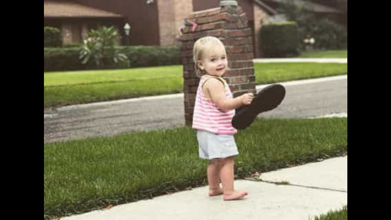 Mom finds practical way to entertain baby