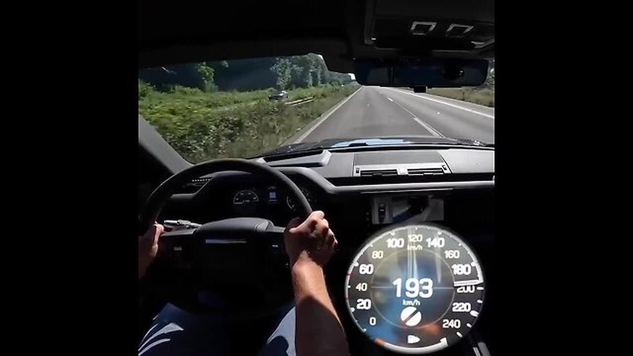 Defender V8 at TOP SPEED on the Autobahn