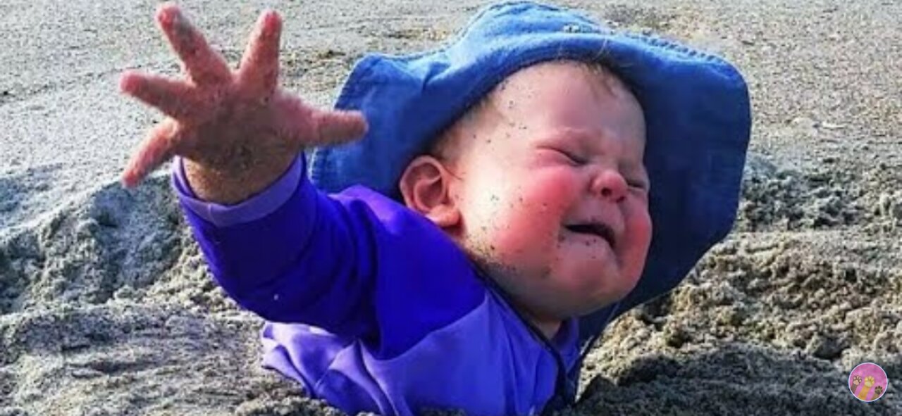 Funniest babies on the beach💝💝