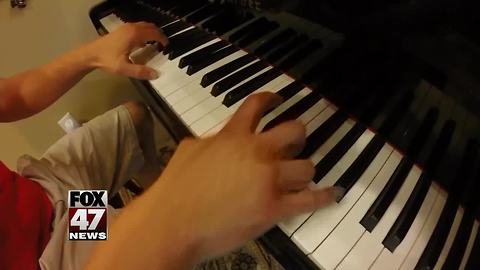 Pizza delivery driver shows off piano skills