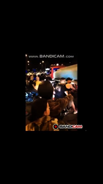 ΜΑΤ απαγορεύουν σε υδροφόρες και εθελοντές να περάσουν για βοήθεια στις φωτιές