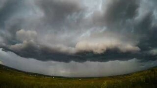 Mesmerizing time-lapse of storm forming in the US