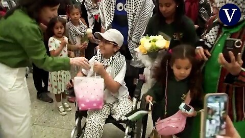 Una niña palestina llega a EE.UU. para recibir una prótesis de pierna y volver a caminar