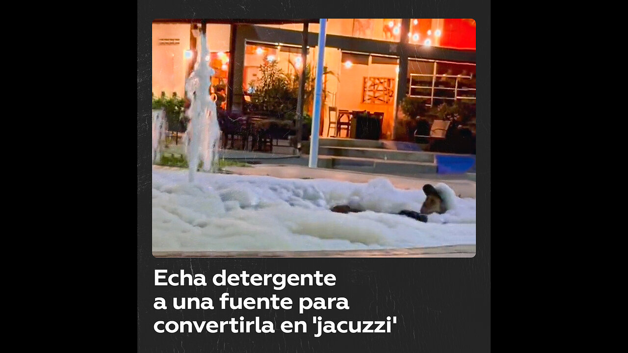 Toma un baño con espuma en plena plaza de Sinaloa, México