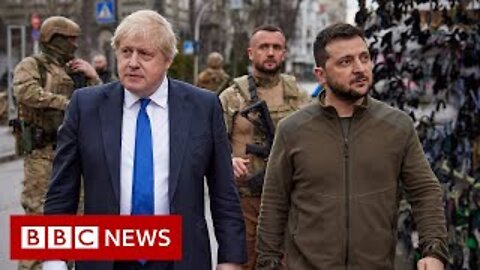 Johnson and Zelensky walk around Kyiv during UK PM's surprise Ukraine visit - BBC News