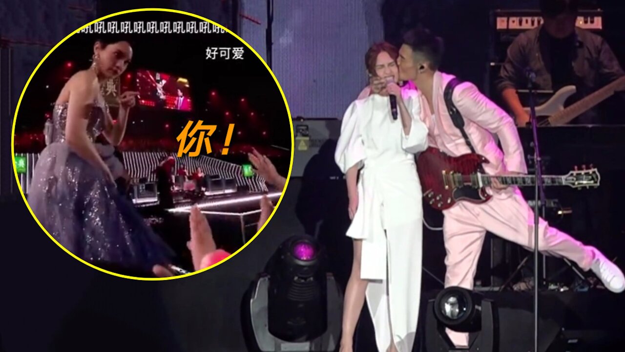 When the audience suddenly called Li Ronghao, Rainie Yang's face turned green in