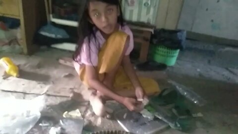 Zahra bikin kerupuk.