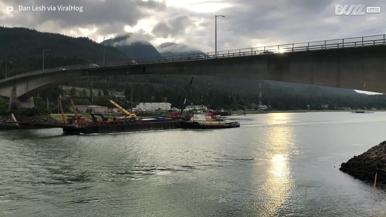 Grua atinge ponte no Alasca