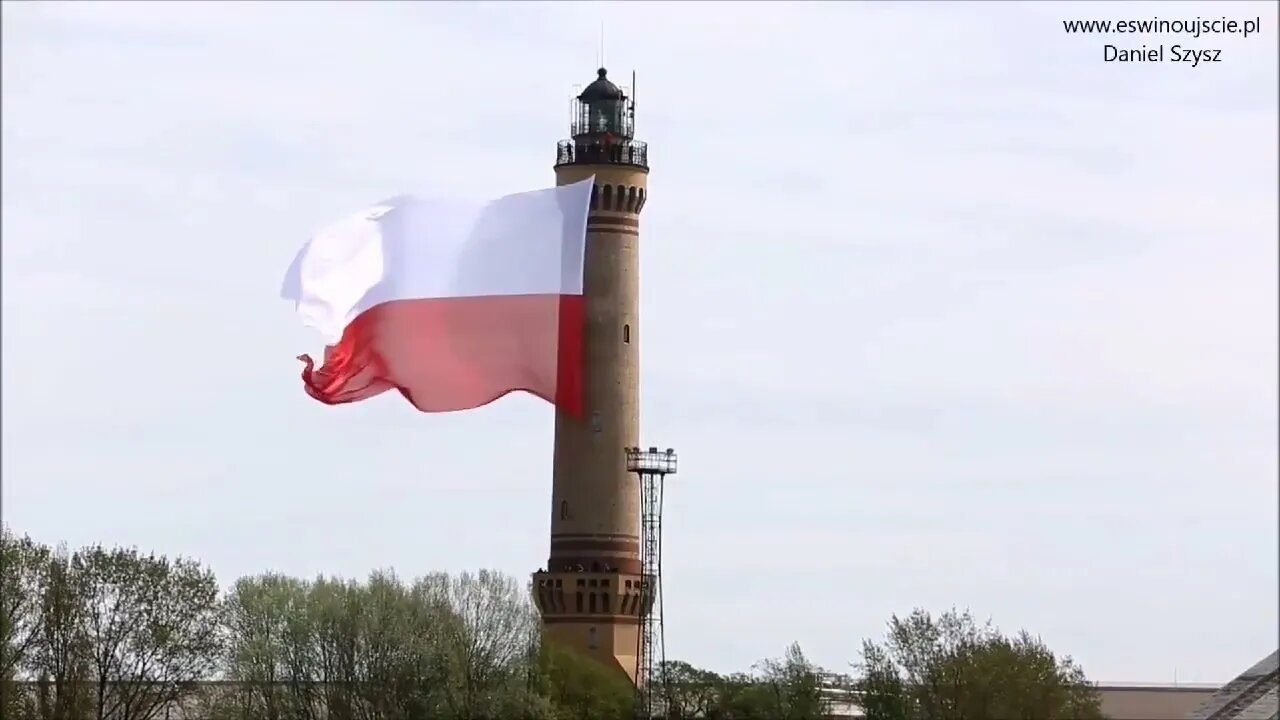 Tradycyjne bicie rekordu w Świnoujściu Na latarni morskiej załopotała potężna flaga!