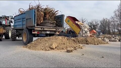 French farmers blocking motorways & railroad tracks in standoff with ZOG