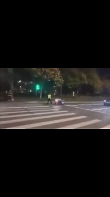 150lbs Traffic Cop Stops a 400lbs Motorbike