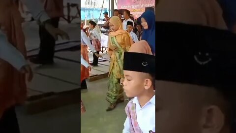 Tarian Petang lah Petang oleh anak anak SD Kikim.