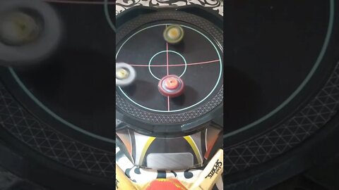 batalha de beyblade raphael vs fafnir vs spriggan #batalhadebeyblade