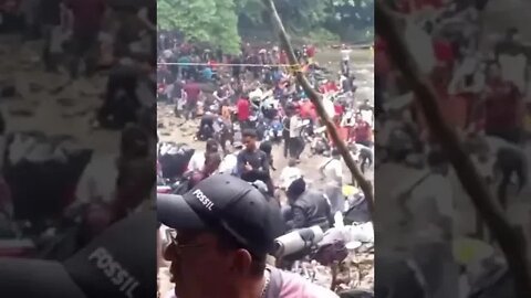 Venezuelanos chegando ao Brasil. Eles vêm do maravilhoso regime do amigo do Lula, o Maduro.