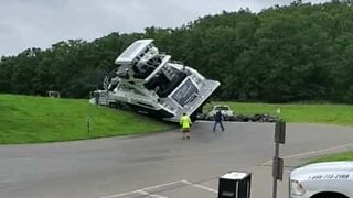 Iate gigante cai de reboque na estrada