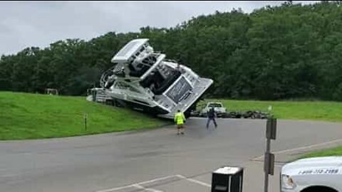 Iate gigante cai de reboque na estrada