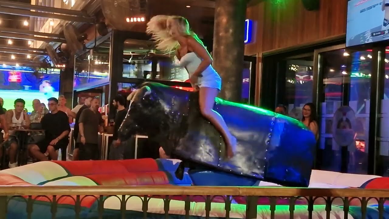 🔥 BEAUTY TAKES ON Bull in Benidorm ! 😱_ Mechanical Bull Ride 4K. Epic Fail August