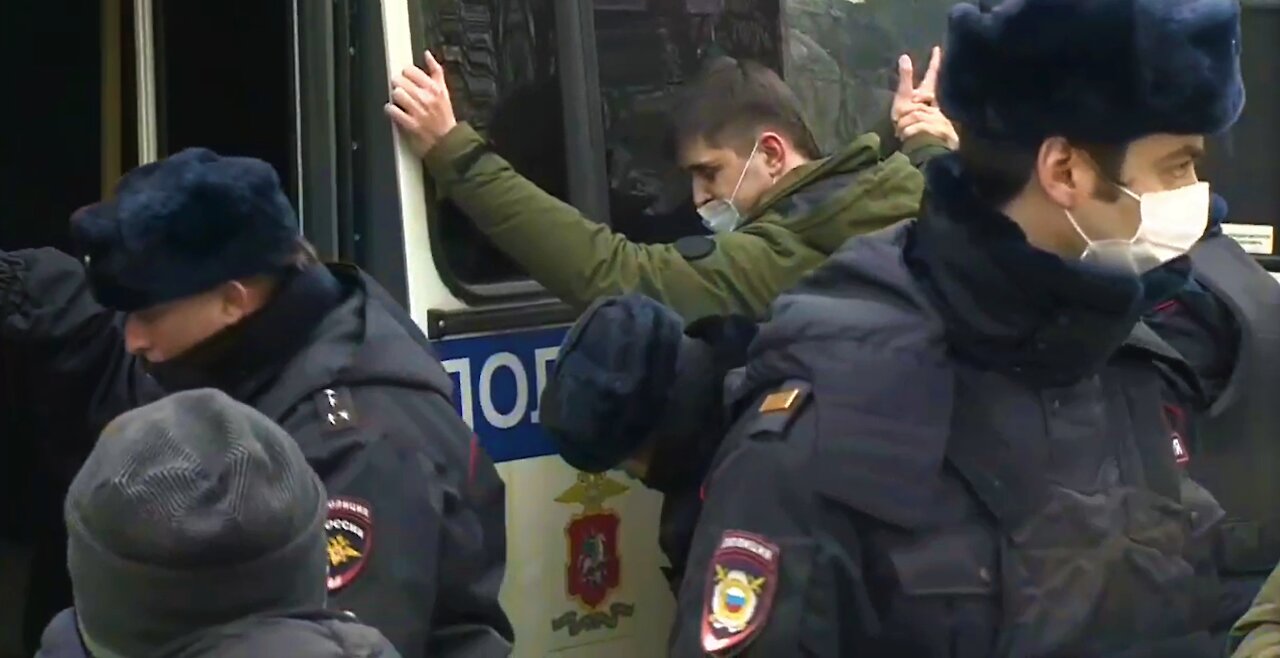 Protestas masivas en Rusia dejan al menos 32 policías heridos y 2.000 manifestantes detenidos