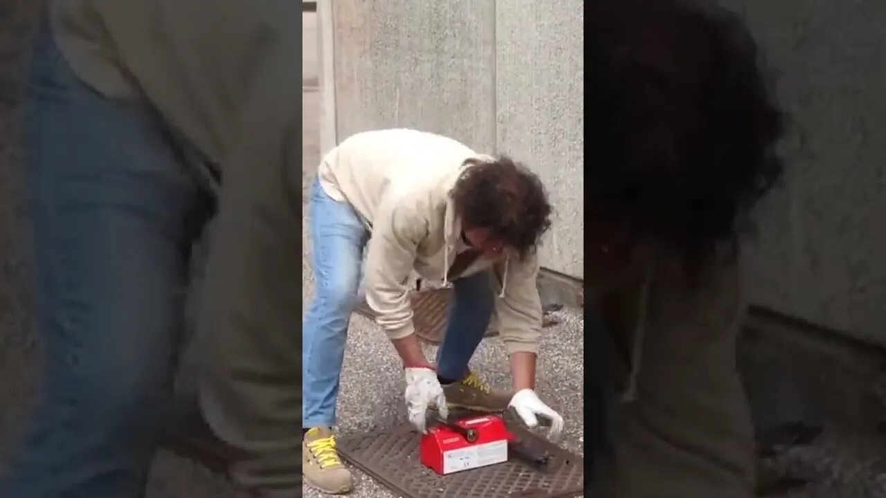 Lifting a manhole cover super easily