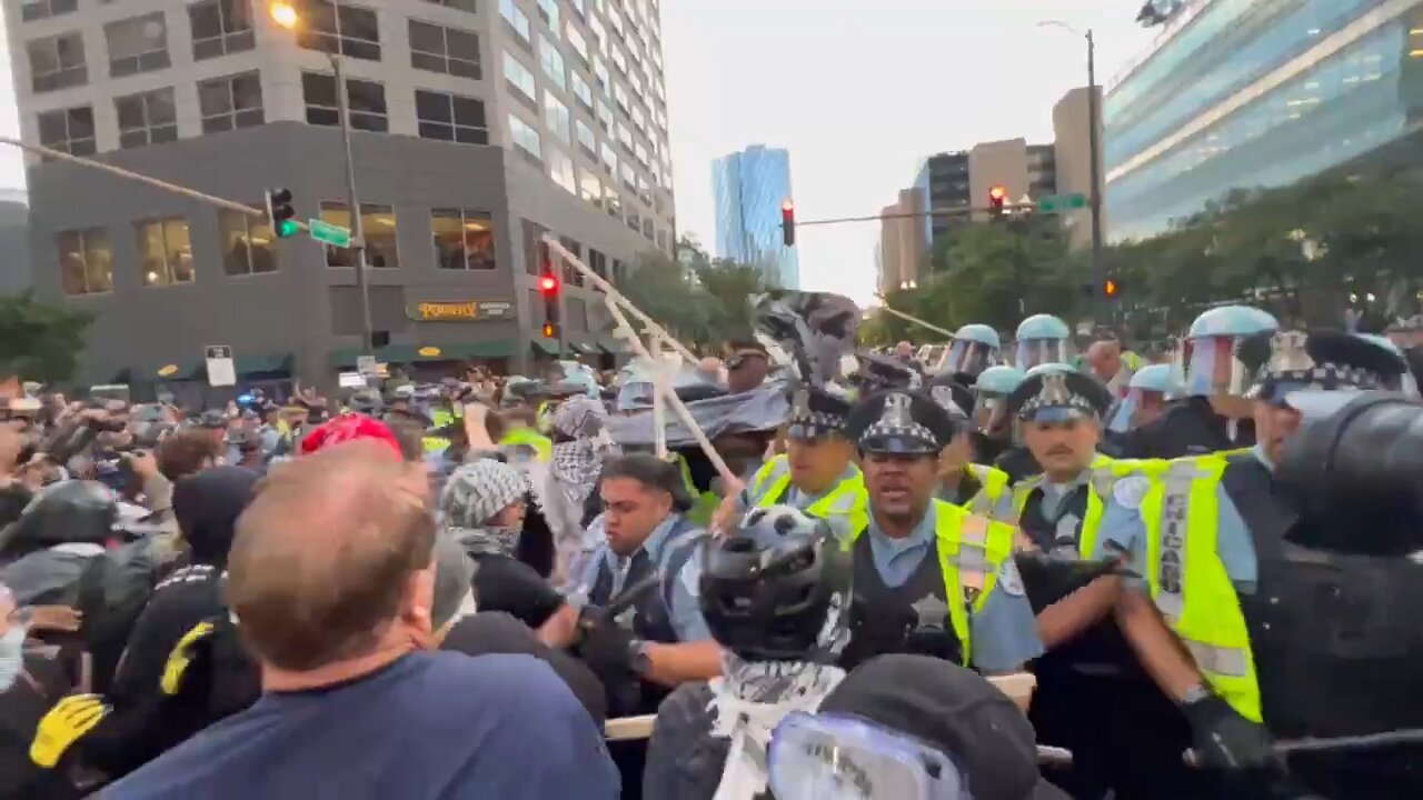 TheBlaze - Large brawl between Antifa and CPD after the march tried to go through the police line.