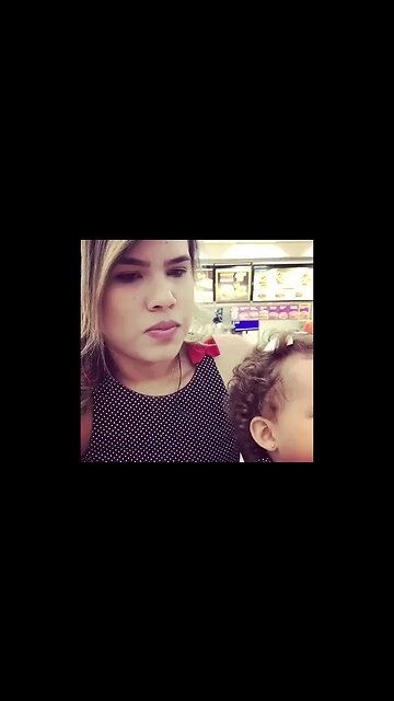 DUAS GATAS NO MCDONALDS #mcdonalds #shopping #viral #lindås #familia #meme #shorts