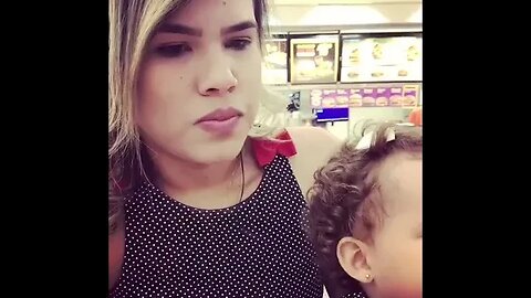 DUAS GATAS NO MCDONALDS #mcdonalds #shopping #viral #lindås #familia #meme #shorts