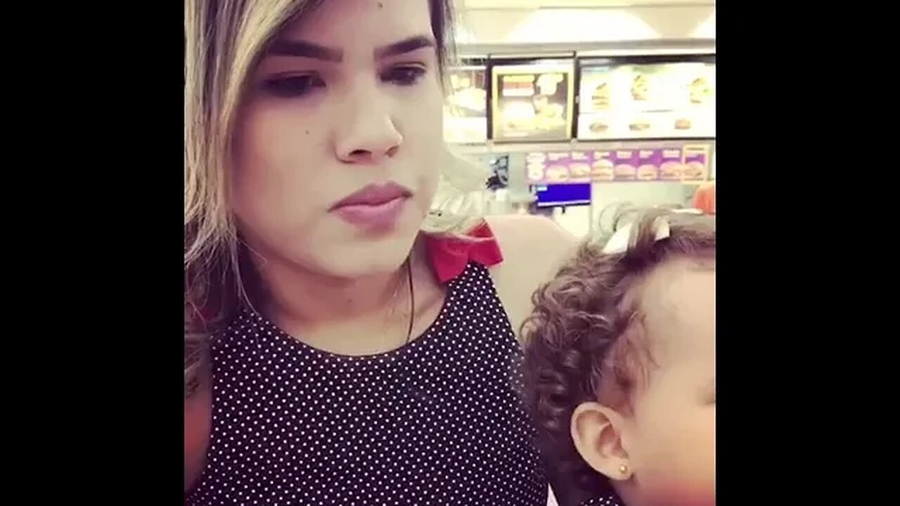 DUAS GATAS NO MCDONALDS #mcdonalds #shopping #viral #lindås #familia #meme #shorts