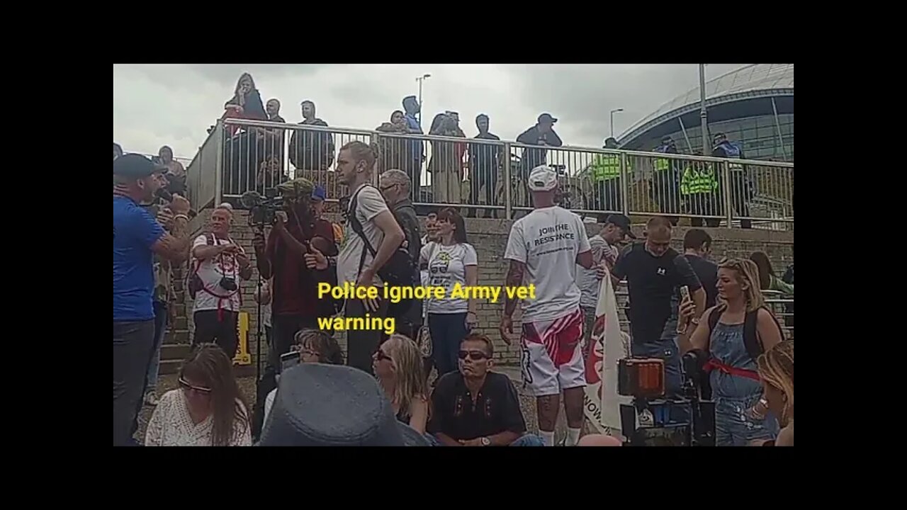 Police turn their backs on Army veteran