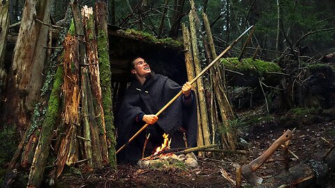 2 Day PRIMITIVE Bushcraft🌲Shelter in the Dark Nordic Forest