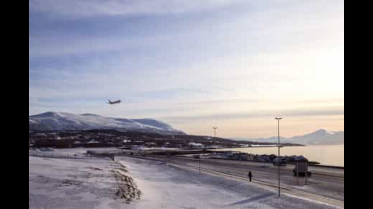 Passenger films emergency landing from inside plane!