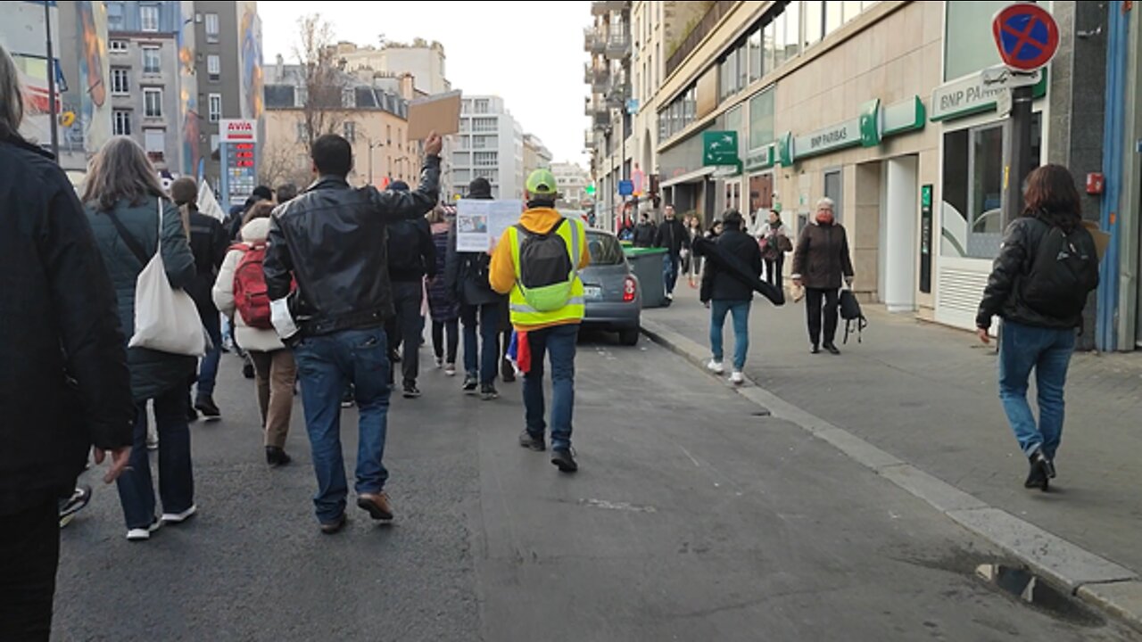 20220305_Nous arrivons devant une station d'essence