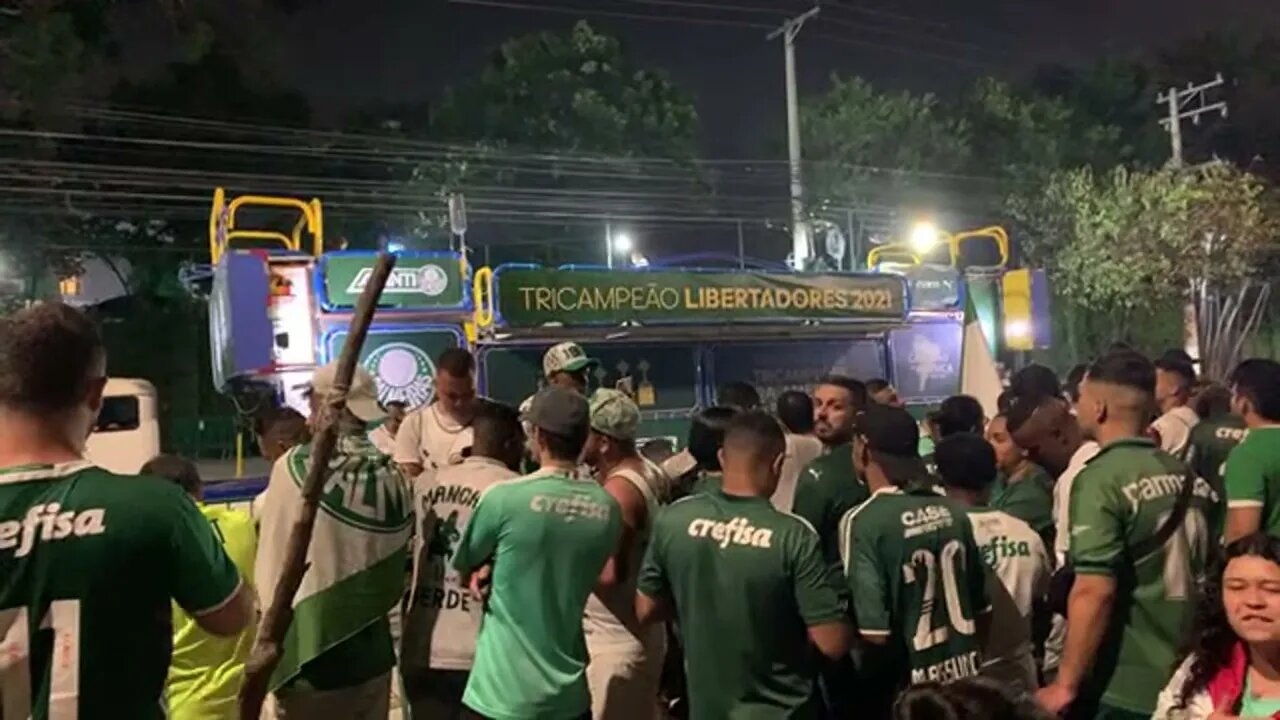 Torcida do Palmeiras LOTA CT e espera chegada do time!