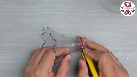 Plastic bottle flower vase making