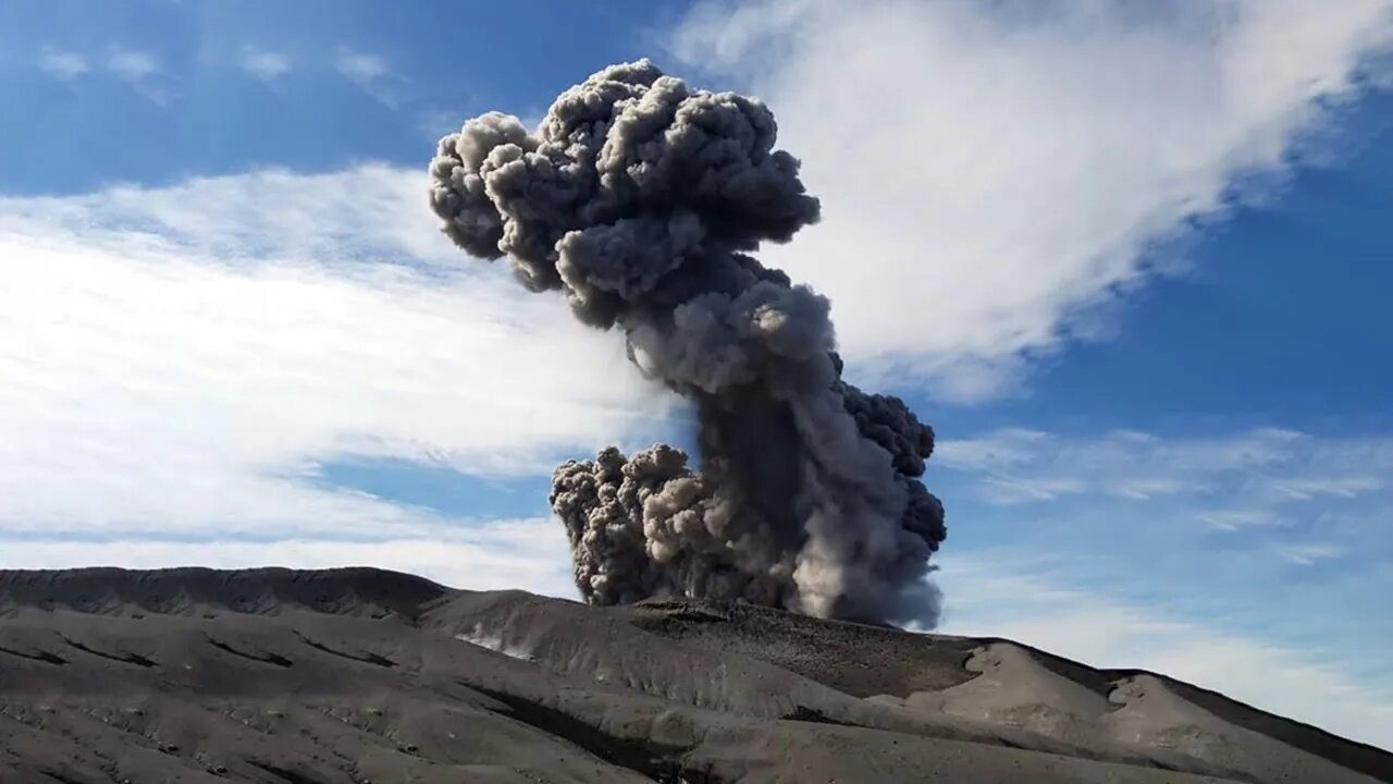 The Ebeko volcano has woken up again in the Kuril Islands, the ash plume stretched for 5 km