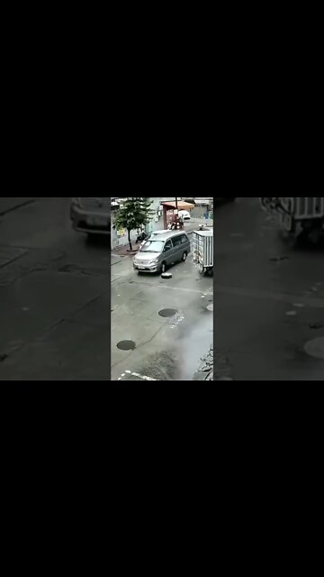 Car drives onto insecure manhole#car #manhole #incident #trouble #fail #unsafe #ride #bad