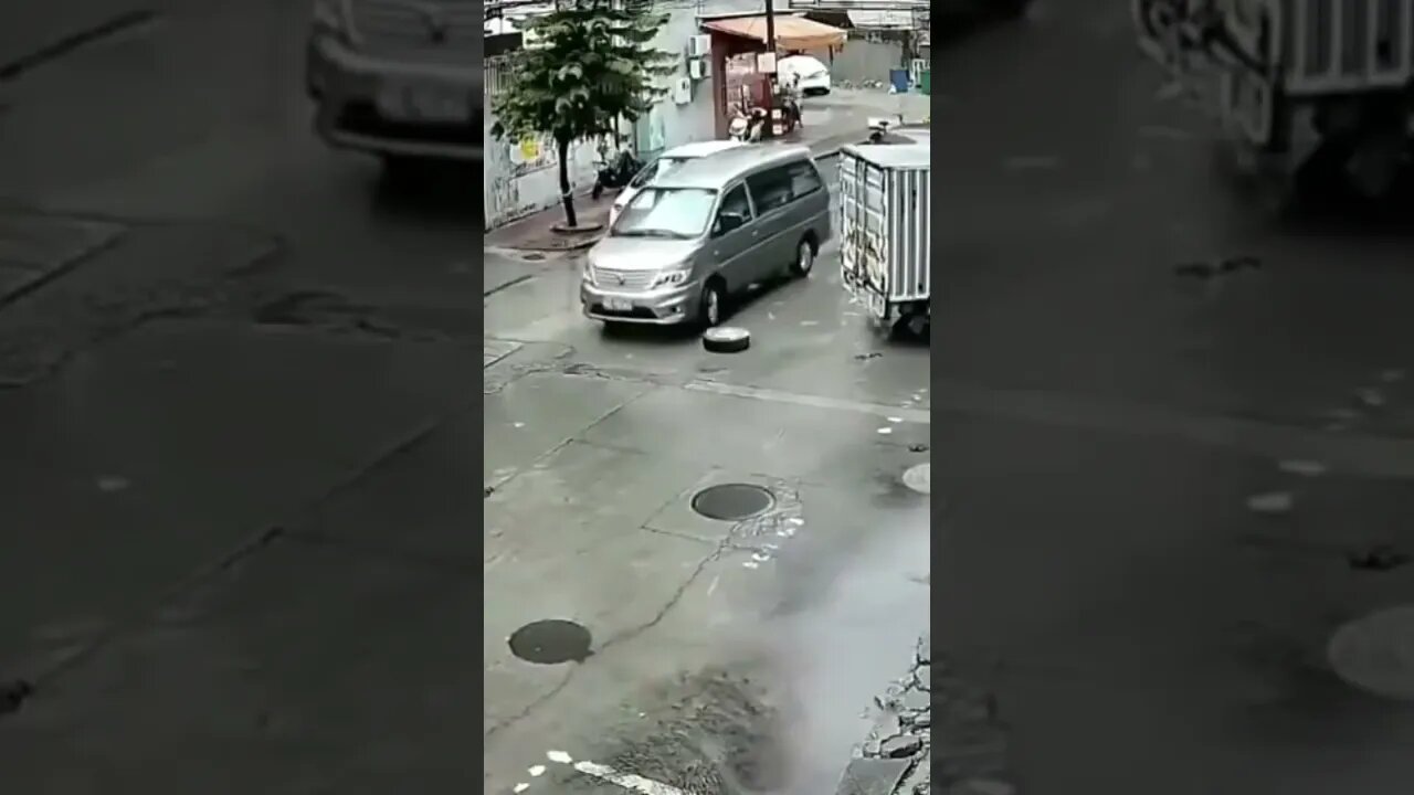 Car drives onto insecure manhole#car #manhole #incident #trouble #fail #unsafe #ride #bad