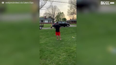 Un fils atteint son père en pleine tête avec une balle de baseball