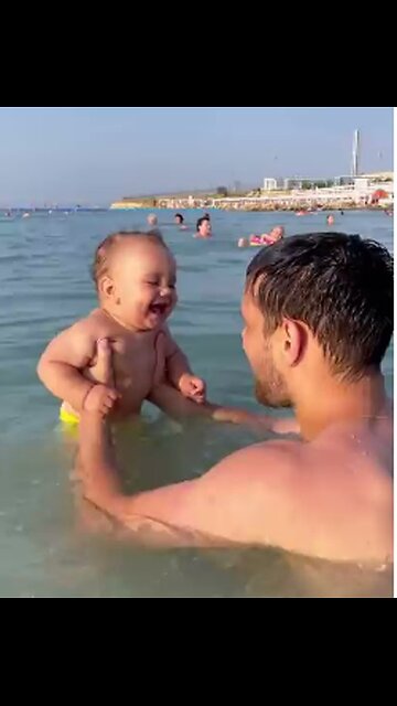 Beachgoing Baby Belly Laughing,viral,