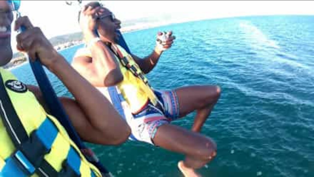 Jovens caem na água repleta de medusas durante parasailing